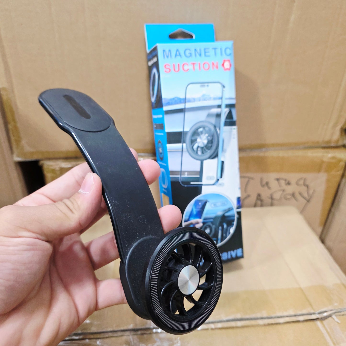 Flexible foldable, magnetic, angle adjustable, in-car phone holder placed on topido - R2I